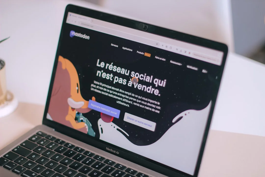Une personne utilise un ordinateur portable pour parcourir des sites de photos libres de droits. Travail en freelance dans une ambiance chaleureuse.