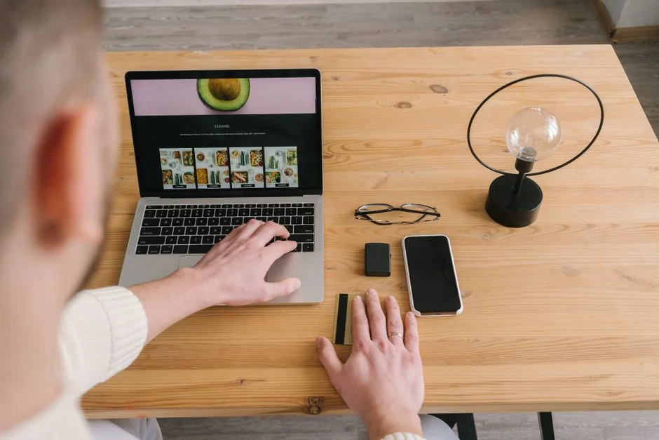 Un espace de travail contemporain mettant en scène un ordinateur portable, une tablette et des smartphones, parfait pour un usage technologique et freelance.